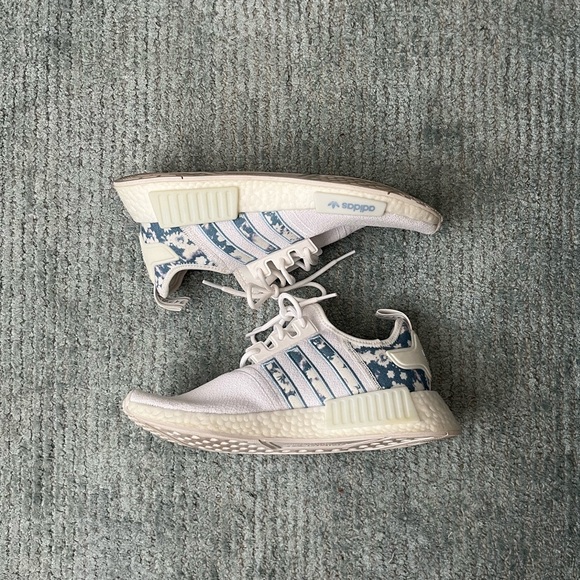 Adidas Woman’s White and Navy Sneakers - Picture 1 of 3